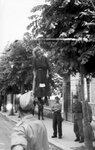 Bundesarchiv_Bild_101I-476-2051-39A,_Italien,_Rom,_erhängte_Frau,_deutsche_Soldaten.jpg
