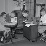 Дистанционное обучение детей во время вспышки полиомиелита в США в 1940-х годах.jpg